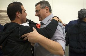 O ex-jogador do Corinthians Bruno Cesar com o presidente Mario Gobbi nos vestirios antes da partida entre Corinthians/Brasil x Vasco da Gama/Brasil, realizada esta noite no estdio do Pacaembu, jogo de volta, vlido pelas quartas de final da Copa Libertadores de Amrica 2012