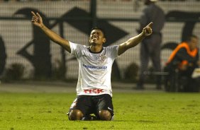 Paulinho faz e comemora seu gol durante a partida entre Corinthians/Brasil x Vasco da Gama/Brasil, realizada esta noite no estdio do Pacaembu, jogo de volta, vlido pelas quartas de final da Copa Libertadores de Amrica 2012