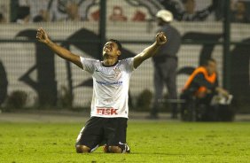 Paulinho faz e comemora seu gol durante a partida entre Corinthians/Brasil x Vasco da Gama/Brasil, realizada esta noite no estádio do Pacaembu, jogo de volta, válido pelas quartas de final da Copa Libertadores de América 2012