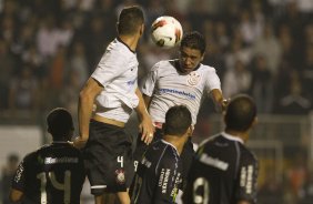 Paulinho faz e comemora seu gol durante a partida entre Corinthians/Brasil x Vasco da Gama/Brasil, realizada esta noite no estdio do Pacaembu, jogo de volta, vlido pelas quartas de final da Copa Libertadores de Amrica 2012