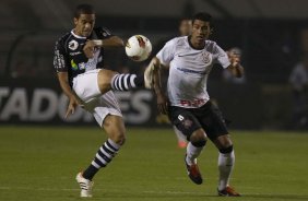 Romulo e Paulinho durante a partida entre Corinthians/Brasil x Vasco da Gama/Brasil, realizada esta noite no estdio do Pacaembu, jogo de volta, vlido pelas quartas de final da Copa Libertadores de Amrica 2012