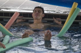 Alex durante o treino de recuperação na piscina realizado esta tarde no CT Joaquim Grava, localizado no Parque Ecológico do Tiete. O próximo jogo da equipe será domingo, dia 27/05, contra o Atlético-MG, no estádio Independência em Belo Horizonte, válido pela segunda rodada do Campeonato Brasileiro 2012
