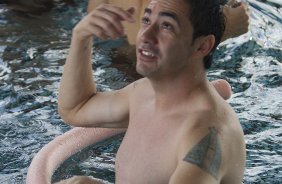 Chicão durante o treino de recuperação na piscina realizado esta tarde no CT Joaquim Grava, localizado no Parque Ecológico do Tiete. O próximo jogo da equipe será domingo, dia 27/05, contra o Atlético-MG, no estádio Independência em Belo Horizonte, válido pela segunda rodada do Campeonato Brasileiro 2012