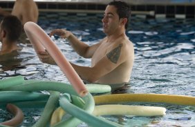 Chicão durante o treino de recuperação na piscina realizado esta tarde no CT Joaquim Grava, localizado no Parque Ecológico do Tiete. O próximo jogo da equipe será domingo, dia 27/05, contra o Atlético-MG, no estádio Independência em Belo Horizonte, válido pela segunda rodada do Campeonato Brasileiro 2012