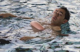 Chicão durante o treino de recuperação na piscina realizado esta tarde no CT Joaquim Grava, localizado no Parque Ecológico do Tiete. O próximo jogo da equipe será domingo, dia 27/05, contra o Atlético-MG, no estádio Independência em Belo Horizonte, válido pela segunda rodada do Campeonato Brasileiro 2012