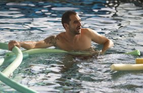 Danilo durante o treino de recuperao na piscina realizado esta tarde no CT Joaquim Grava, localizado no Parque Ecolgico do Tiete. O prximo jogo da equipe ser domingo, dia 27/05, contra o Atltico-MG, no estdio Independncia em Belo Horizonte, vlido pela segunda rodada do Campeonato Brasileiro 2012