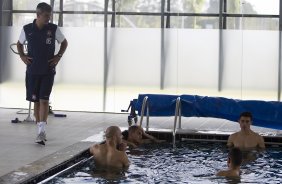 Fabio Mahseredjan, preparador fisico, com os jogadores durante o treino de recuperação na piscina realizado esta tarde no CT Joaquim Grava, localizado no Parque Ecológico do Tiete. O próximo jogo da equipe será domingo, dia 27/05, contra o Atlético-MG, no estádio Independência em Belo Horizonte, válido pela segunda rodada do Campeonato Brasileiro 2012
