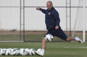 Mauri Lima, preparador de goleiros durante o treino realizado esta tarde no CT Joaquim Grava, localizado no Parque Ecológico do Tiete. O próximo jogo da equipe será domingo, dia 27/05, contra o Atlético-MG, no estádio Independência em Belo Horizonte, válido pela segunda rodada do Campeonato Brasileiro 2012