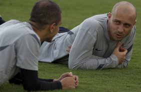 Fabio Santos e Alessandro durante o treino realizado esta tarde no CT Joaquim Grava, localizado no Parque Ecolgico do Tiete. O prximo jogo da equipe ser domingo, dia 27/05, contra o Atltico-MG, no estdio Independncia em Belo Horizonte, vlido pela segunda rodada do Campeonato Brasileiro 2012