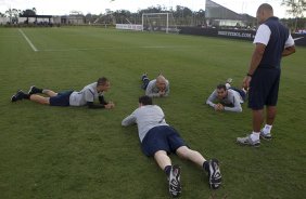 O preparador fsico Fabricio Ramos do Prado fazendo alongamento com os jogadores durante o treino realizado esta tarde no CT Joaquim Grava, localizado no Parque Ecolgico do Tiete. O prximo jogo da equipe ser domingo, dia 27/05, contra o Atltico-MG, no estdio Independncia em Belo Horizonte, vlido pela segunda rodada do Campeonato Brasileiro 2012