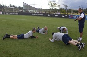 O preparador fsico Fabricio Ramos do Prado fazendo alongamento com os jogadores durante o treino realizado esta tarde no CT Joaquim Grava, localizado no Parque Ecolgico do Tiete. O prximo jogo da equipe ser domingo, dia 27/05, contra o Atltico-MG, no estdio Independncia em Belo Horizonte, vlido pela segunda rodada do Campeonato Brasileiro 2012