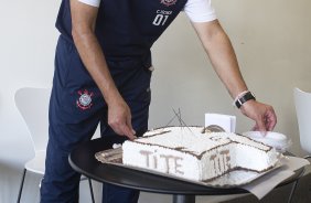 O tcnico Tite ganhou bolo de aniversario comemorando os seus cincoenta e hum anos, antes do treino realizado esta tarde no CT Joaquim Grava, localizado no Parque Ecolgico do Tiete. O prximo jogo da equipe ser domingo, dia 27/05, contra o Atltico-MG, no estdio Independncia em Belo Horizonte, vlido pela segunda rodada do Campeonato Brasileiro 2012