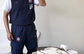 O tcnico Tite ganhou bolo de aniversario comemorando os seus cincoenta e hum anos, antes do treino realizado esta tarde no CT Joaquim Grava, localizado no Parque Ecolgico do Tiete. O prximo jogo da equipe ser domingo, dia 27/05, contra o Atltico-MG, no estdio Independncia em Belo Horizonte, vlido pela segunda rodada do Campeonato Brasileiro 2012