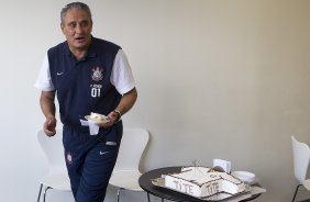 O tcnico Tite ganhou bolo de aniversario comemorando os seus cincoenta e hum anos, antes do treino realizado esta tarde no CT Joaquim Grava, localizado no Parque Ecolgico do Tiete. O prximo jogo da equipe ser domingo, dia 27/05, contra o Atltico-MG, no estdio Independncia em Belo Horizonte, vlido pela segunda rodada do Campeonato Brasileiro 2012