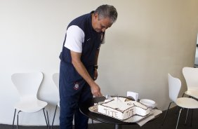 O tcnico Tite ganhou bolo de aniversario comemorando os seus cincoenta e hum anos, antes do treino realizado esta tarde no CT Joaquim Grava, localizado no Parque Ecolgico do Tiete. O prximo jogo da equipe ser domingo, dia 27/05, contra o Atltico-MG, no estdio Independncia em Belo Horizonte, vlido pela segunda rodada do Campeonato Brasileiro 2012