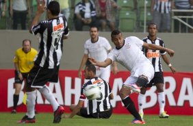 Elton chuta contra o gol durante a partida entre Atltico-MG x Corinthians realizada esta tarde no estdio Independncia/BH, vlida pela 2 rodada do Campeonato Brasileiro de 2012