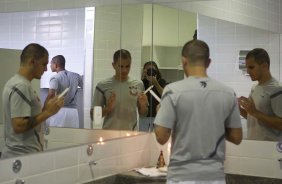 Fabio Santos rezando nos vestiários antes da partida entre Atlético-MG x Corinthians realizada esta tarde no estádio Independência/BH, válida pela 2ª rodada do Campeonato Brasileiro de 2012