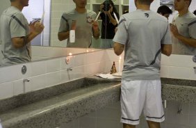 Fabio Santos rezando nos vestiários antes da partida entre Atlético-MG x Corinthians realizada esta tarde no estádio Independência/BH, válida pela 2ª rodada do Campeonato Brasileiro de 2012