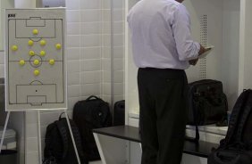 Tite rezando nos vestiários antes da partida entre Atlético-MG x Corinthians realizada esta tarde no estádio Independência/BH, válida pela 2ª rodada do Campeonato Brasileiro de 2012