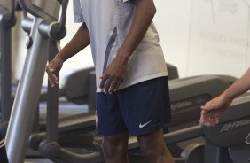 Adilson durante o treino realizado esta manh na academia de musculacao no CT Joaquim Grava, localizado no Parque Ecolgico do Tiete. O prximo jogo da equipe ser quinta-feira, dia 07/06, contra o Figueirense/SC, no estdio do Pacaembu, vlido pela terceira rodada do Campeonato Brasileiro 2012