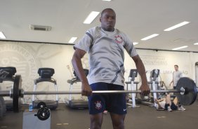 Adilson durante o treino realizado esta manhã na academia de musculacao no CT Joaquim Grava, localizado no Parque Ecológico do Tiete. O próximo jogo da equipe será quinta-feira, dia 07/06, contra o Figueirense/SC, no estádio do Pacaembu, válido pela terceira rodada do Campeonato Brasileiro 2012