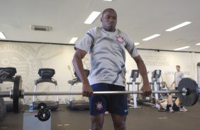 Adilson durante o treino realizado esta manh na academia de musculacao no CT Joaquim Grava, localizado no Parque Ecolgico do Tiete. O prximo jogo da equipe ser quinta-feira, dia 07/06, contra o Figueirense/SC, no estdio do Pacaembu, vlido pela terceira rodada do Campeonato Brasileiro 2012