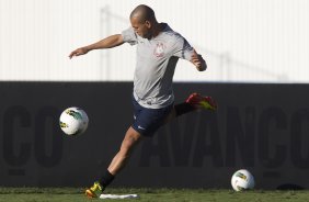 Emerson durante o treino realizado esta tarde no CT Joaquim Grava, localizado no Parque Ecológico do Tiete. O próximo jogo da equipe será quinta-feira, dia 07/06, contra o Figueirense/SC, no estádio do Pacaembu, válido pela terceira rodada do Campeonato Brasileiro 2012