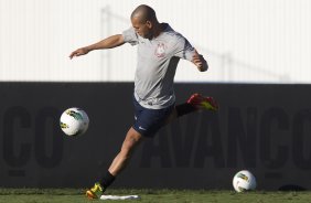 Emerson durante o treino realizado esta tarde no CT Joaquim Grava, localizado no Parque Ecolgico do Tiete. O prximo jogo da equipe ser quinta-feira, dia 07/06, contra o Figueirense/SC, no estdio do Pacaembu, vlido pela terceira rodada do Campeonato Brasileiro 2012