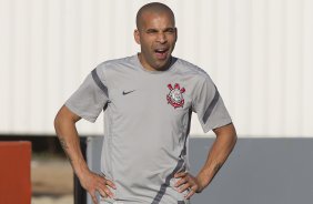 Emerson durante o treino realizado esta tarde no CT Joaquim Grava, localizado no Parque Ecolgico do Tiete. O prximo jogo da equipe ser quinta-feira, dia 07/06, contra o Figueirense/SC, no estdio do Pacaembu, vlido pela terceira rodada do Campeonato Brasileiro 2012