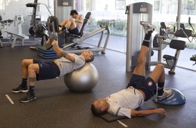 Fabio Santos e Elton durante o treino realizado esta manhã na academia de musculacao no CT Joaquim Grava, localizado no Parque Ecológico do Tiete. O próximo jogo da equipe será quinta-feira, dia 07/06, contra o Figueirense/SC, no estádio do Pacaembu, válido pela terceira rodada do Campeonato Brasileiro 2012