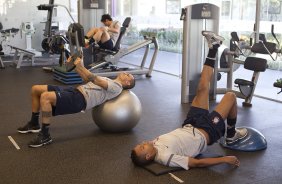 Fabio Santos e Elton durante o treino realizado esta manh na academia de musculacao no CT Joaquim Grava, localizado no Parque Ecolgico do Tiete. O prximo jogo da equipe ser quinta-feira, dia 07/06, contra o Figueirense/SC, no estdio do Pacaembu, vlido pela terceira rodada do Campeonato Brasileiro 2012