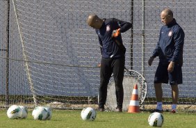Julio Cesar e o treinador de goleiros Mauri Lima durante o treino realizado esta manhã no CT Joaquim Grava, localizado no Parque Ecológico do Tiete. O próximo jogo da equipe será quinta-feira, dia 07/06, contra o Figueirense/SC, no estádio do Pacaembu, válido pela terceira rodada do Campeonato Brasileiro 2012
