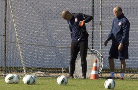 Julio Cesar e o treinador de goleiros Mauri Lima durante o treino realizado esta manh no CT Joaquim Grava, localizado no Parque Ecolgico do Tiete. O prximo jogo da equipe ser quinta-feira, dia 07/06, contra o Figueirense/SC, no estdio do Pacaembu, vlido pela terceira rodada do Campeonato Brasileiro 2012