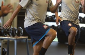 Ralf e Paulinho durante o treino realizado esta manh na academia de musculacao no CT Joaquim Grava, localizado no Parque Ecolgico do Tiete. O prximo jogo da equipe ser quinta-feira, dia 07/06, contra o Figueirense/SC, no estdio do Pacaembu, vlido pela terceira rodada do Campeonato Brasileiro 2012