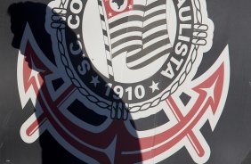 Sombra do técnico Tite projetada durante o treino realizado esta tarde no CT Joaquim Grava, localizado no Parque Ecológico do Tiete. O próximo jogo da equipe será quinta-feira, dia 07/06, contra o Figueirense/SC, no estádio do Pacaembu, válido pela terceira rodada do Campeonato Brasileiro 2012