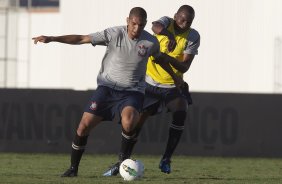 Wallace e Adilson durante o treino realizado esta tarde no CT Joaquim Grava, localizado no Parque Ecolgico do Tiete. O prximo jogo da equipe ser quinta-feira, dia 07/06, contra o Figueirense/SC, no estdio do Pacaembu, vlido pela terceira rodada do Campeonato Brasileiro 2012