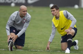 Alessanro e Alex durante o treino realizado esta tarde no CT Joaquim Grava, localizado no Parque Ecolgico do Tiete. O prximo jogo da equipe ser quarta-feira, dia 07/06, contra o Figueirense/SC, no estdio do Pacaembu, vlido pela terceira rodada do Campeonato Brasileiro 2012