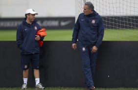 Cleber Xavier, auxiliar, e Tite durante o treino realizado esta tarde no CT Joaquim Grava, localizado no Parque Ecológico do Tiete. O próximo jogo da equipe será quarta-feira, dia 07/06, contra o Figueirense/SC, no estádio do Pacaembu, válido pela terceira rodada do Campeonato Brasileiro 2012
