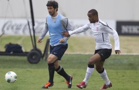 Douglas durante o jogo treino contra a equipe sub-20, realizado esta tarde no CT Joaquim Grava, localizado no Parque Ecolgico do Tiete. O prximo jogo da equipe ser quarta-feira, dia 07/06, contra o Figueirense/SC, no estdio do Pacaembu, vlido pela terceira rodada do Campeonato Brasileiro 2012