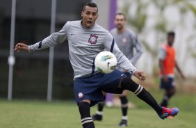 Elton durante o treino realizado esta tarde no CT Joaquim Grava, localizado no Parque Ecológico do Tiete. O próximo jogo da equipe será quarta-feira, dia 07/06, contra o Figueirense/SC, no estádio do Pacaembu, válido pela terceira rodada do Campeonato Brasileiro 2012
