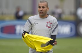 Emerson durante o treino realizado esta tarde no CT Joaquim Grava, localizado no Parque Ecolgico do Tiete. O prximo jogo da equipe ser quarta-feira, dia 07/06, contra o Figueirense/SC, no estdio do Pacaembu, vlido pela terceira rodada do Campeonato Brasileiro 2012