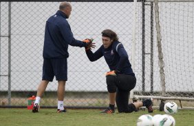 Mauri Lima, preparador de goleiros, e Cassio durante o treino realizado esta tarde no CT Joaquim Grava, localizado no Parque Ecológico do Tiete. O próximo jogo da equipe será quarta-feira, dia 07/06, contra o Figueirense/SC, no estádio do Pacaembu, válido pela terceira rodada do Campeonato Brasileiro 2012