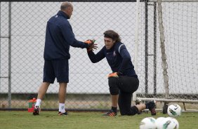 Mauri Lima, preparador de goleiros, e Cassio durante o treino realizado esta tarde no CT Joaquim Grava, localizado no Parque Ecolgico do Tiete. O prximo jogo da equipe ser quarta-feira, dia 07/06, contra o Figueirense/SC, no estdio do Pacaembu, vlido pela terceira rodada do Campeonato Brasileiro 2012