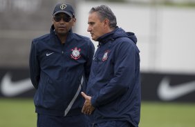 Os técnicos, Narciso, do sub-20 do Corinthins e Tite durante o treino realizado esta tarde no CT Joaquim Grava, localizado no Parque Ecológico do Tiete. O próximo jogo da equipe será quarta-feira, dia 07/06, contra o Figueirense/SC, no estádio do Pacaembu, válido pela terceira rodada do Campeonato Brasileiro 2012