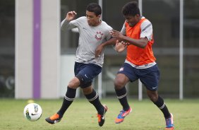 Paulinho e Ualefi durante o treino realizado esta tarde no CT Joaquim Grava, localizado no Parque Ecológico do Tiete. O próximo jogo da equipe será quarta-feira, dia 07/06, contra o Figueirense/SC, no estádio do Pacaembu, válido pela terceira rodada do Campeonato Brasileiro 2012