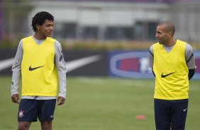 Romarinho e Emerson durante o treino realizado esta tarde no CT Joaquim Grava, localizado no Parque Ecológico do Tiete. O próximo jogo da equipe será quarta-feira, dia 07/06, contra o Figueirense/SC, no estádio do Pacaembu, válido pela terceira rodada do Campeonato Brasileiro 2012