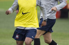 Romarinho e Leandro Castán durante o treino realizado esta tarde no CT Joaquim Grava, localizado no Parque Ecológico do Tiete. O próximo jogo da equipe será quarta-feira, dia 07/06, contra o Figueirense/SC, no estádio do Pacaembu, válido pela terceira rodada do Campeonato Brasileiro 2012