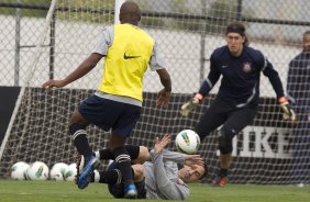 Adilson, Chico e Cassio durante o treino realizado esta manh no CT Joaquim Grava, localizado no Parque Ecolgico do Tiete. O prximo jogo da equipe ser quarta-feira, dia 07/06, contra o Figueirense/SC, no estdio do Pacaembu, vlido pela terceira rodada do Campeonato Brasileiro 2012