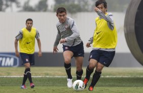 Alex e Douglas durante o treino realizado esta manh no CT Joaquim Grava, localizado no Parque Ecolgico do Tiete. O prximo jogo da equipe ser quarta-feira, dia 07/06, contra o Figueirense/SC, no estdio do Pacaembu, vlido pela terceira rodada do Campeonato Brasileiro 2012