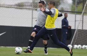 Chico e Fabio Santos durante o treino realizado esta manh no CT Joaquim Grava, localizado no Parque Ecolgico do Tiete. O prximo jogo da equipe ser quarta-feira, dia 07/06, contra o Figueirense/SC, no estdio do Pacaembu, vlido pela terceira rodada do Campeonato Brasileiro 2012